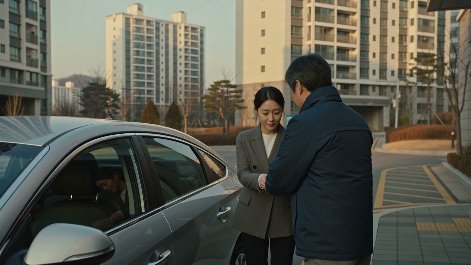 기사님이 고객에게 차량을 인계하는 모습